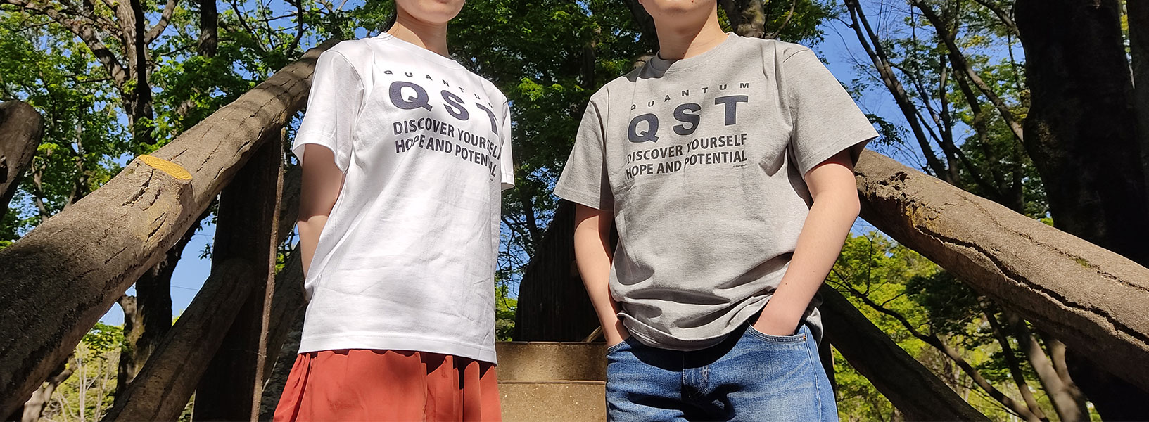 QSTQSTオリジナルTシャツ着用モデルふたりのイメージ